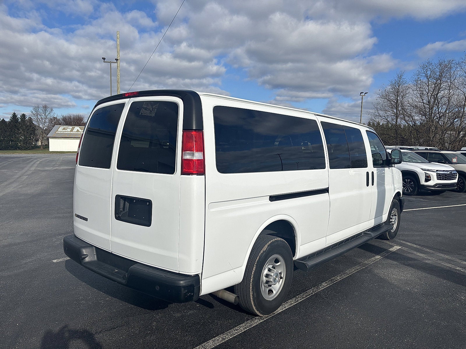 2023 Chevrolet Express Passenger 3500 1LS