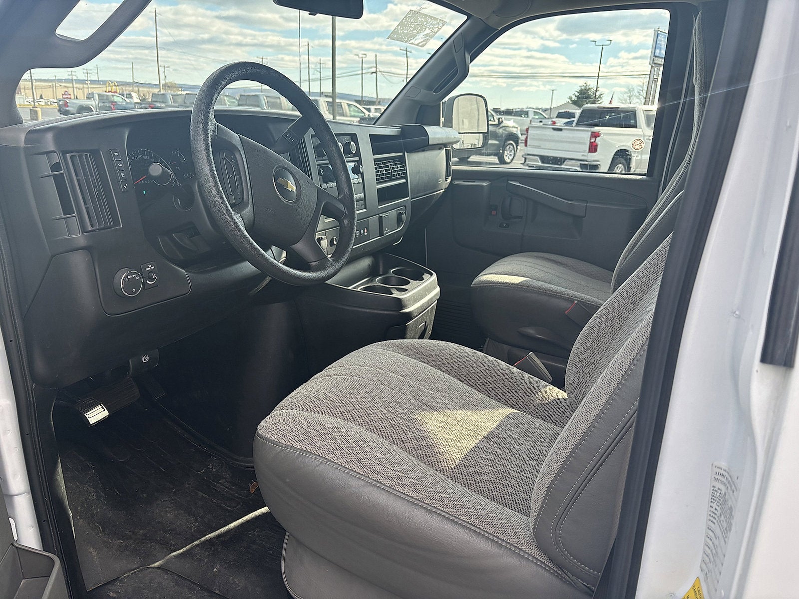 2023 Chevrolet Express Passenger 3500 1LS