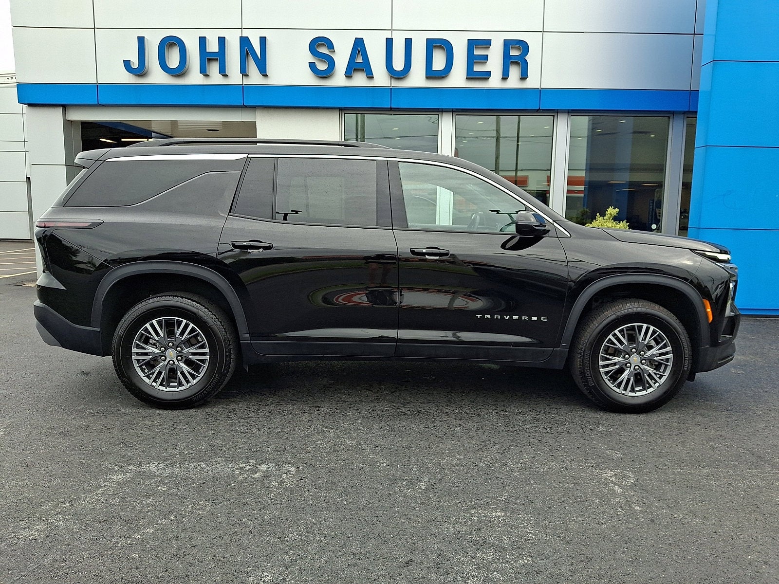 2025 Chevrolet Traverse LT